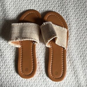 NWOT! Woven sandals great for the day at the beach!